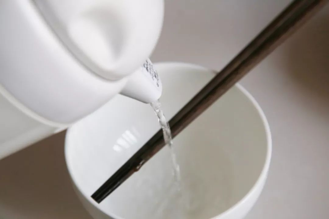 开水真的能给盘子消毒吗？
